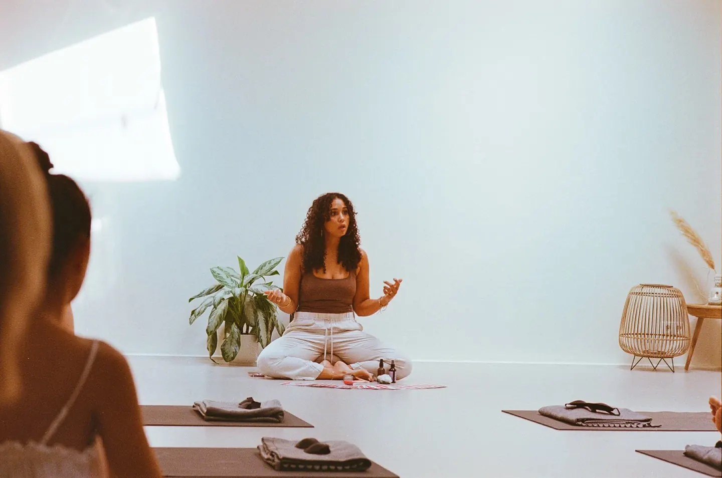Lisa van der Linden begeleidt een groep tijdens een sessie in een lichte studio in Amsterdam