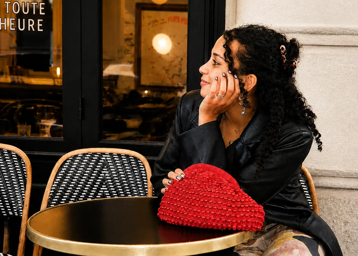Lisa van der Linden van TUMI, glimlachend aan een terrastafel met een kopje koffie