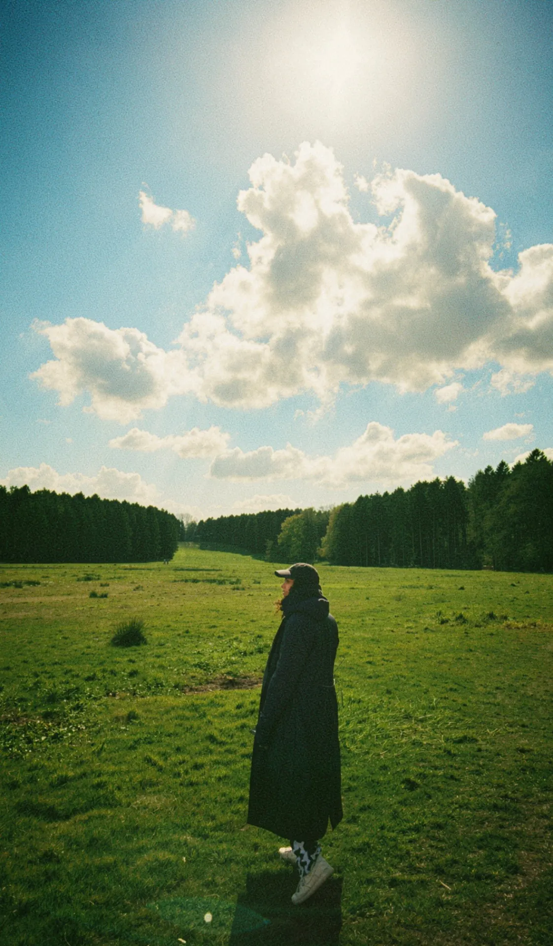 Lisa van der Linden in een groen landschap onder een wolkendek